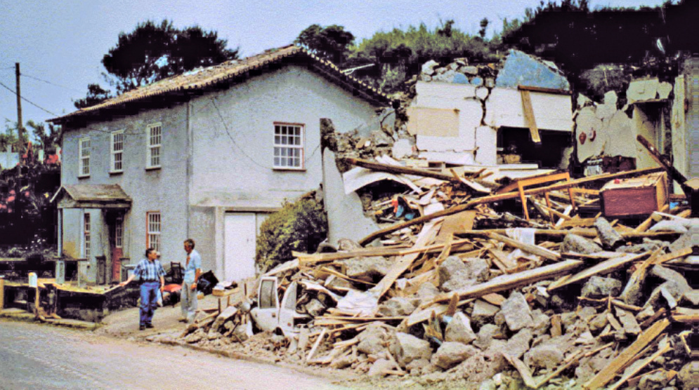 Figura 2 - Habitações na Ilha do Faial, Açores, após o sismo de 1998
